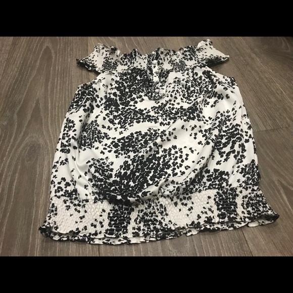 White House black market off the shoulder shirt - Picture 3 of 3